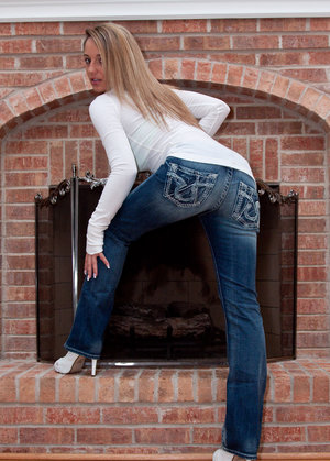 18 year old girl Amber nudes the cum from her bf's cock after they screw